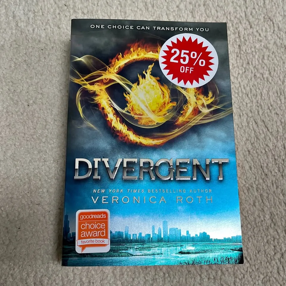 Divergent - by Veronica Roth (1st Book) thumbnail