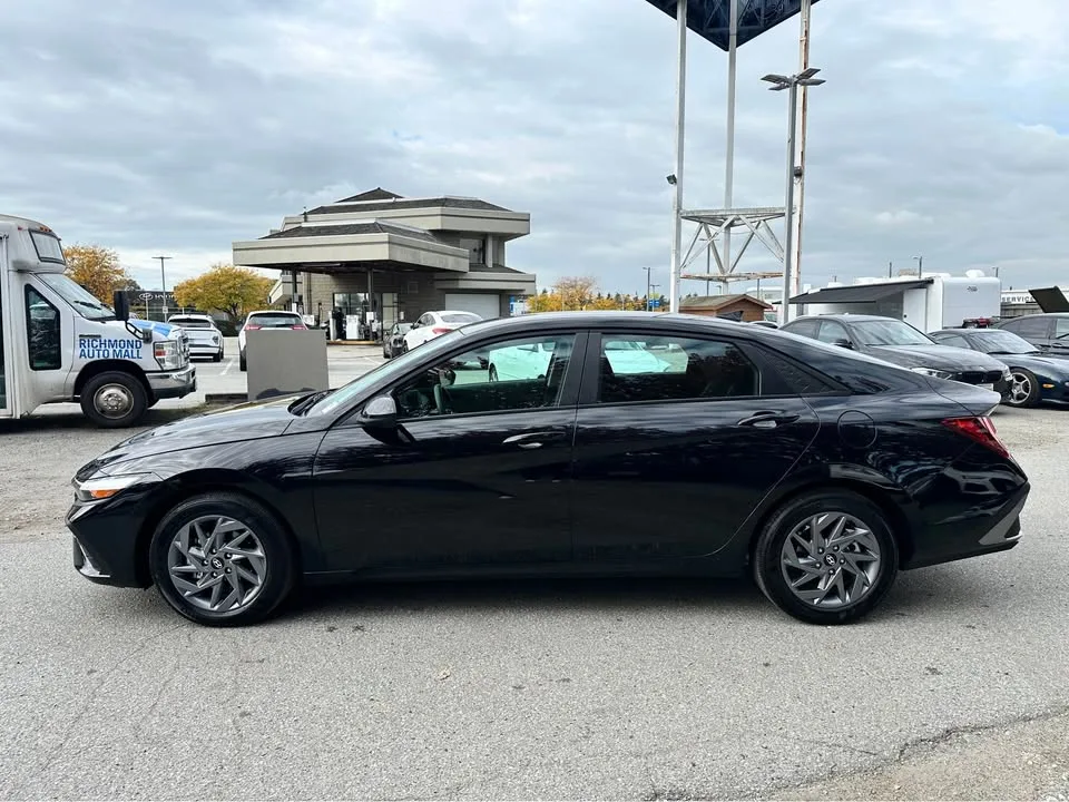 2025 Hyundai Elantra image indicator(2)