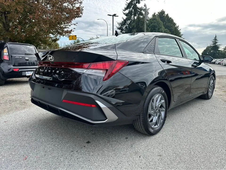 2025 Hyundai Elantra image indicator(5)