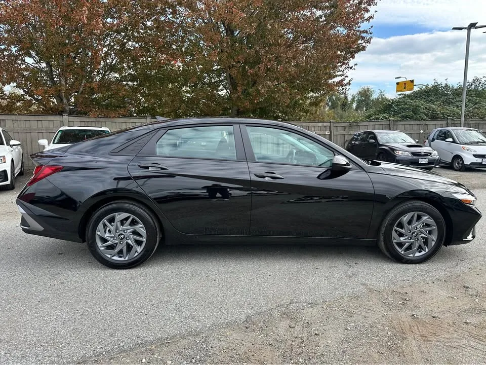 2025 Hyundai Elantra image indicator(6)