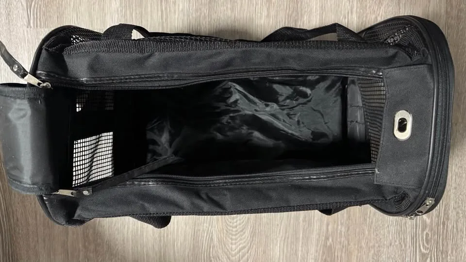 Breathable Travel Pet Carrier image indicator(3)