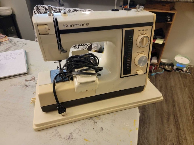 Vintage 1970s Kenmore sewing machine!