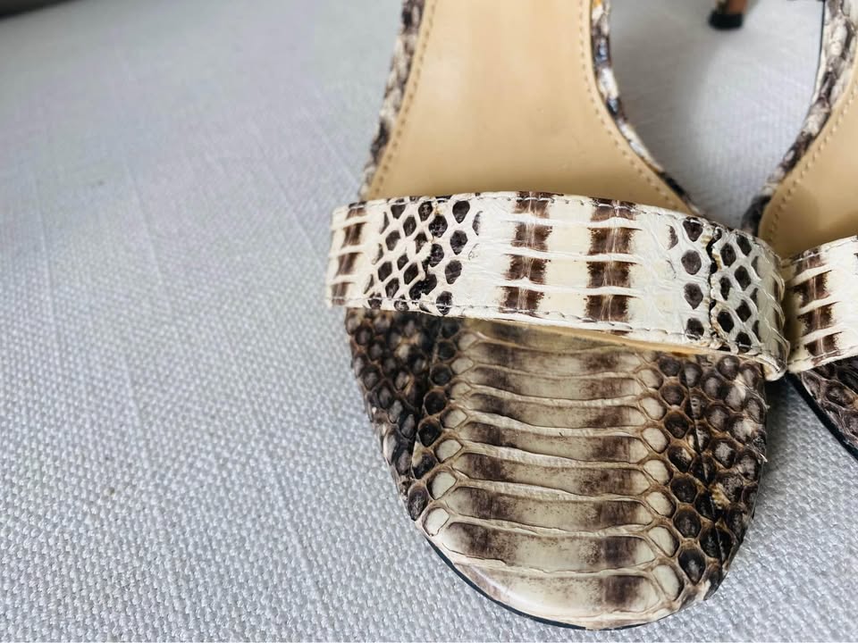 Almost brand new Michael Kors strap sandals - photo 3