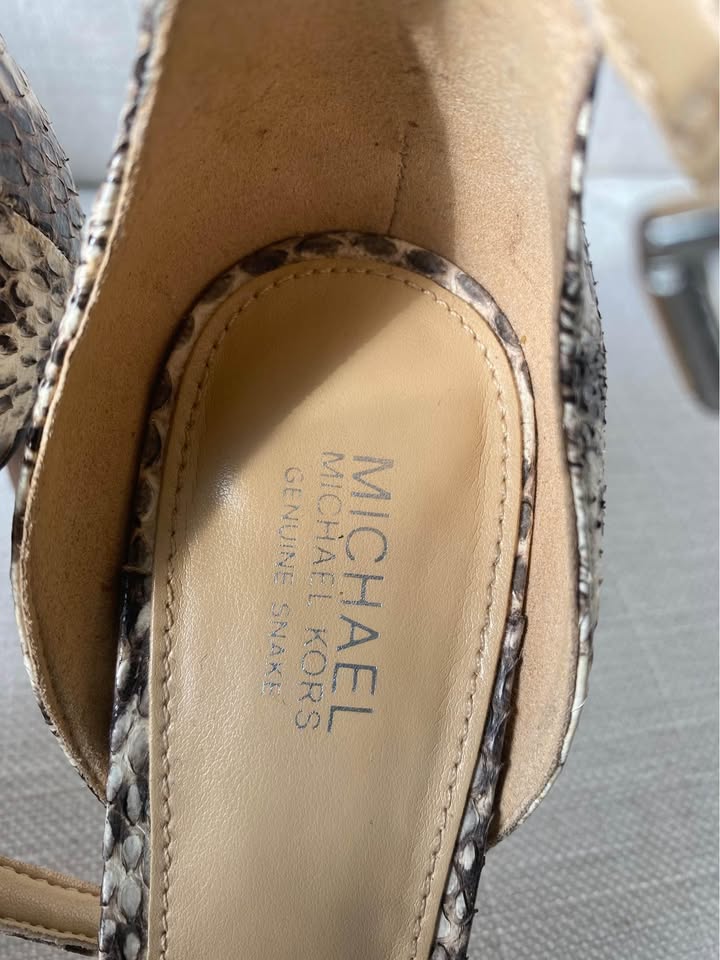 Almost brand new Michael Kors strap sandals - photo 4