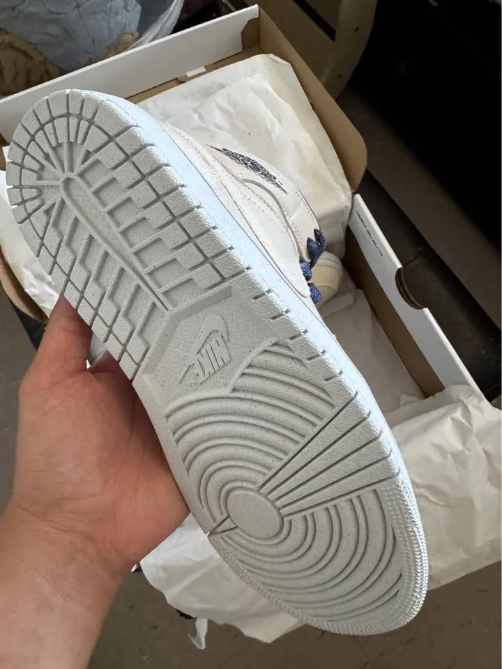 Womens Air Jordan 1 MID SE Sanddrift/Sail-Midnight Navy image indicator(3)