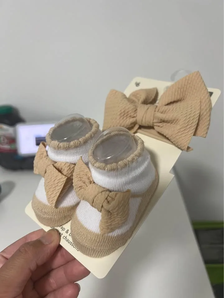 Baby girl head wrap and booties set (0-12 months) image indicator(2)