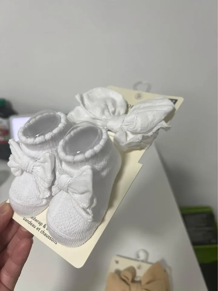 Baby girl head wrap and booties set (0-12 months) image indicator(3)