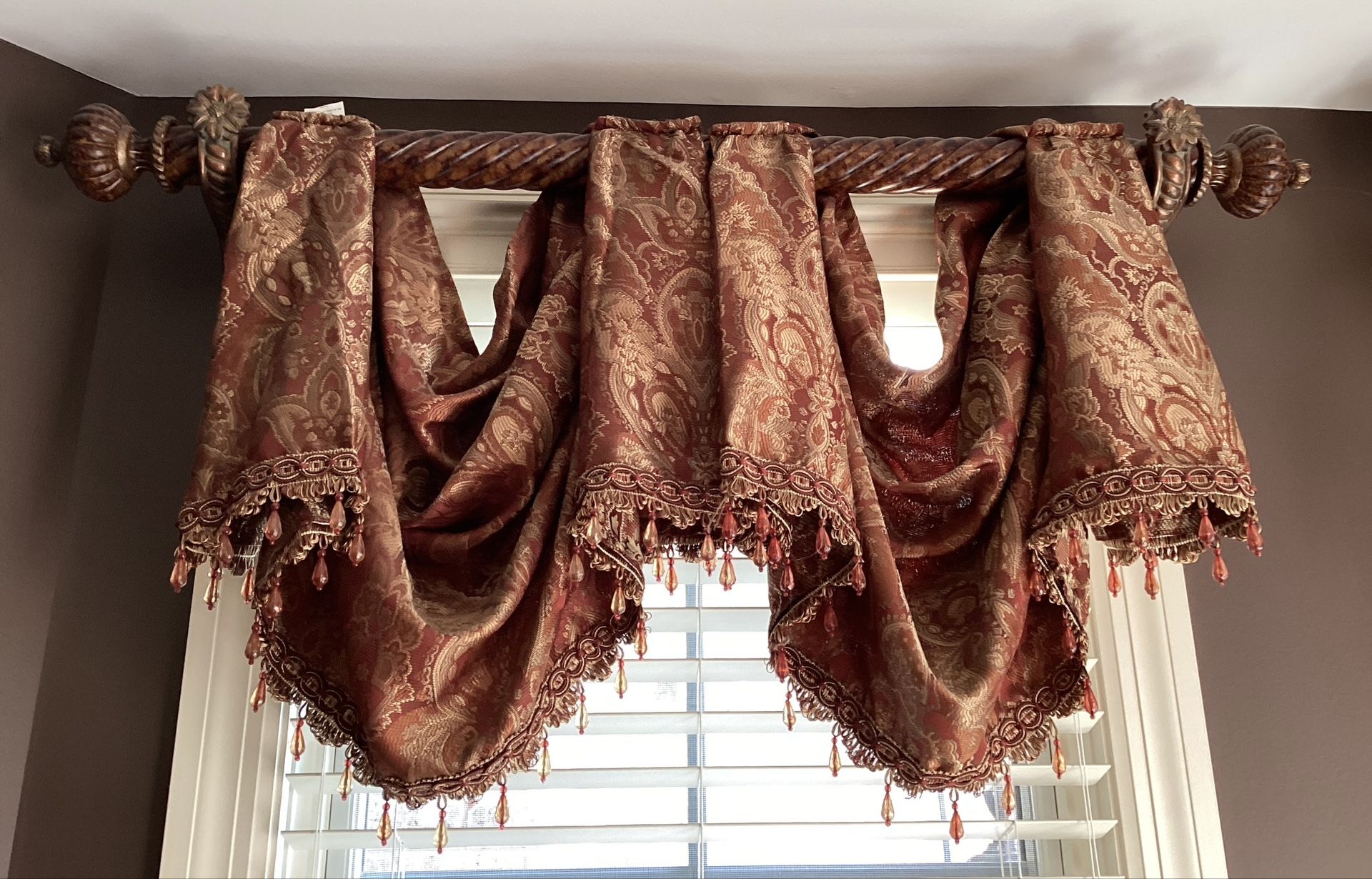 7 Beaded Swags , 3 Window Rods and 6 Wall Brackets - photo 3