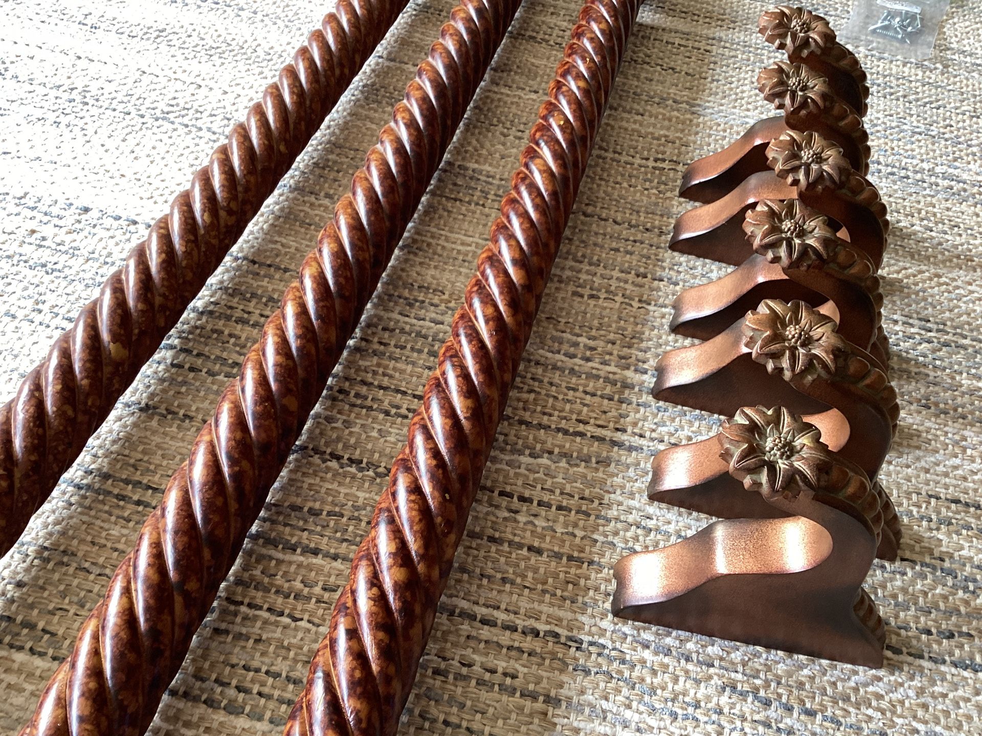 7 Beaded Swags , 3 Window Rods and 6 Wall Brackets - photo 5