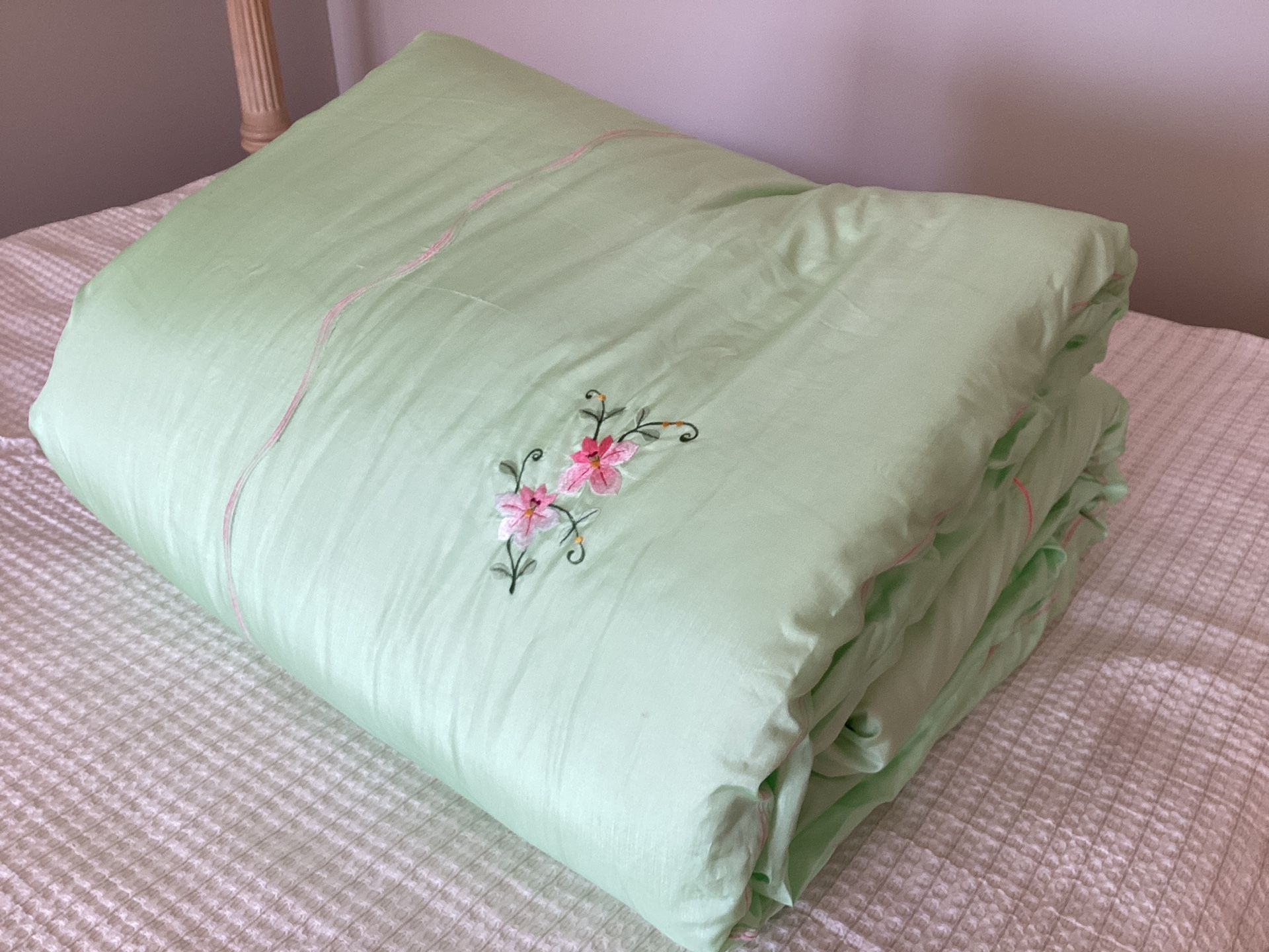 Comforter 84”x70”x2” Green Embroidered