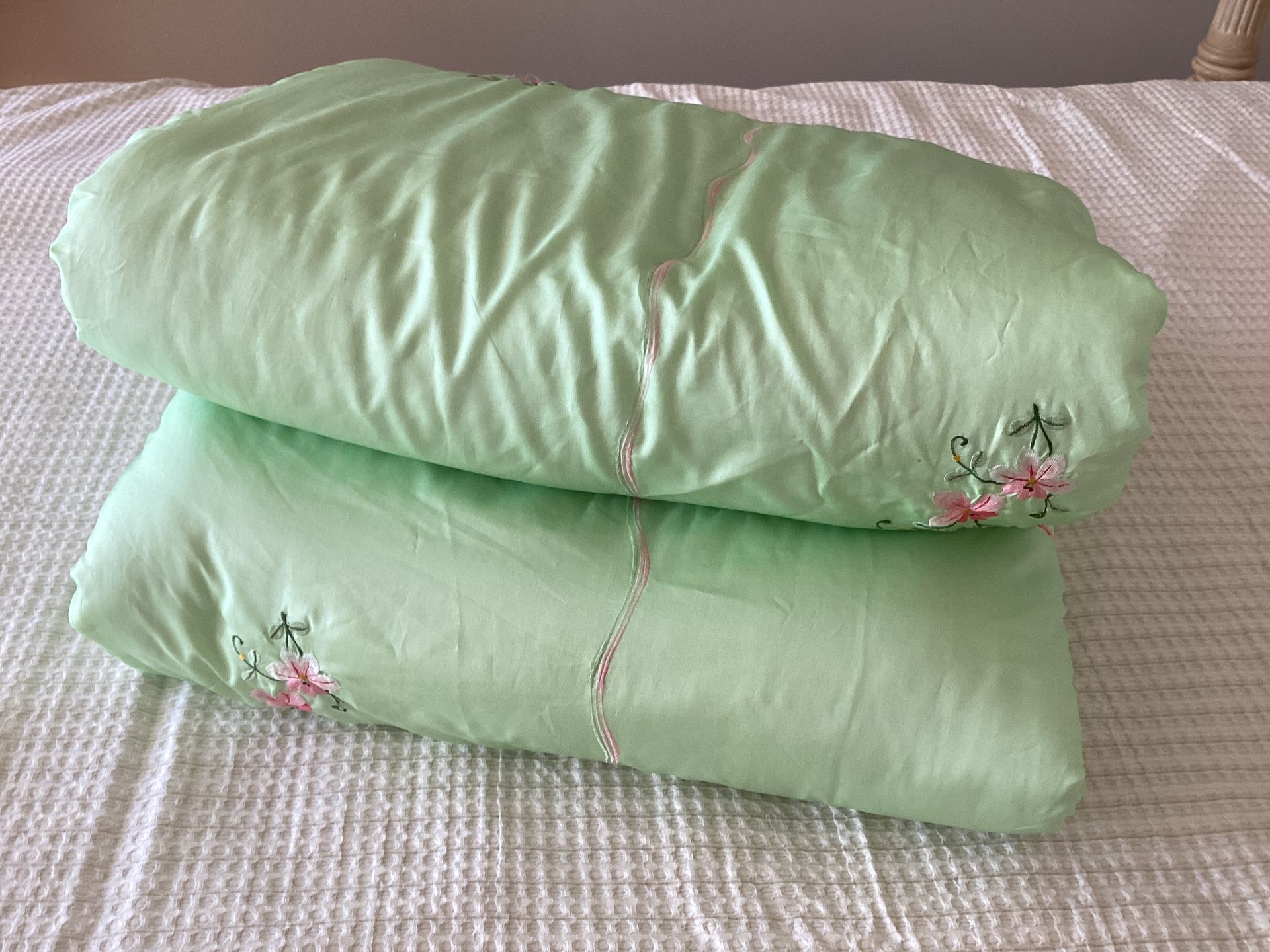 Comforter 84”x70”x2” Green Embroidered - photo 2