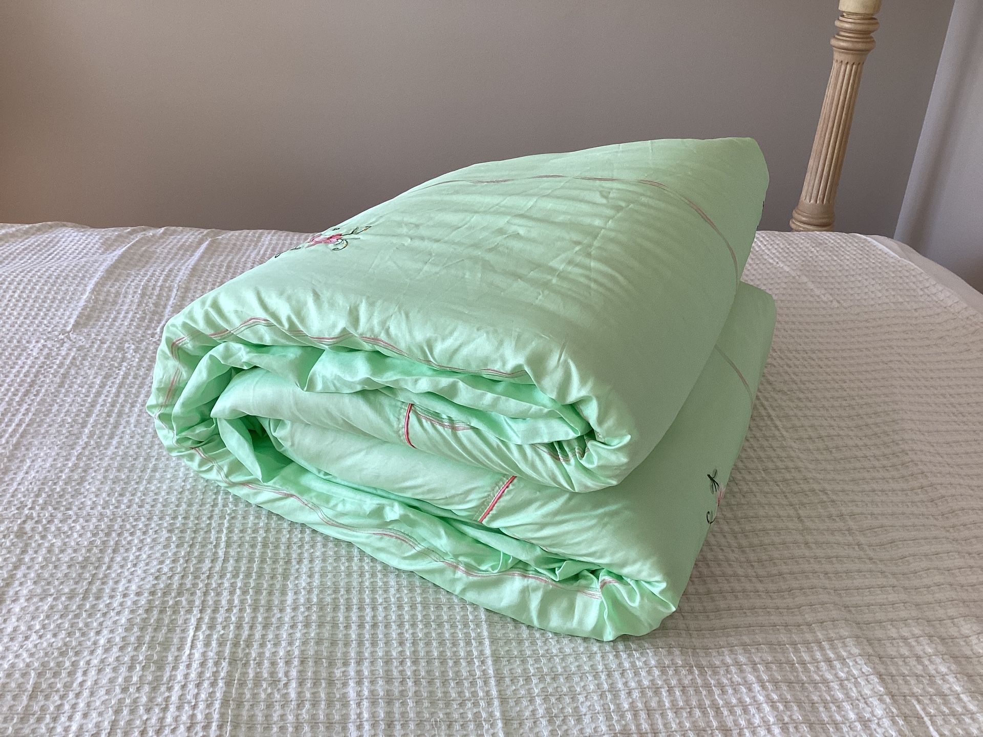 Comforter 84”x70”x2” Green Embroidered - photo 3