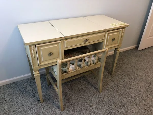 Four Poster Bed + Vanity Set image indicator(2)