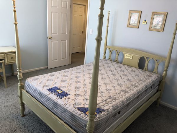 Four Poster Bed + Vanity Set - photo 3