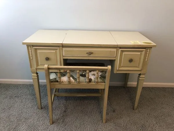 Four Poster Bed + Vanity Set image indicator(4)