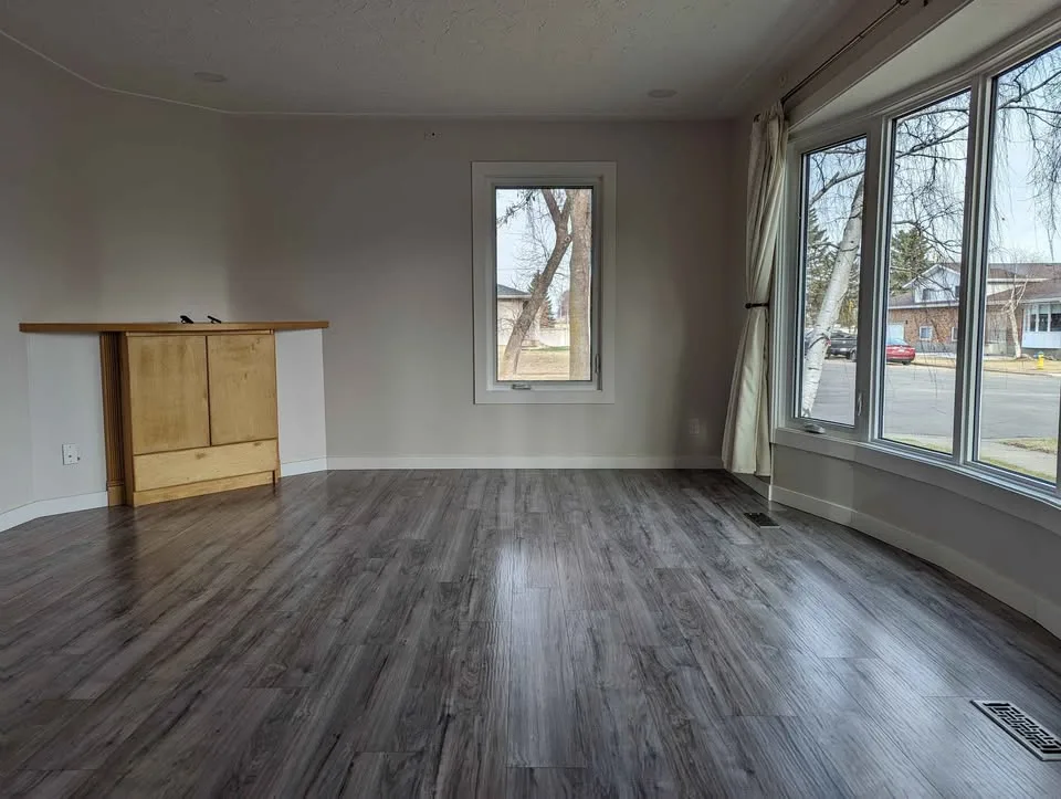 2 Beds 1 Bath - House Rental image indicator(5)