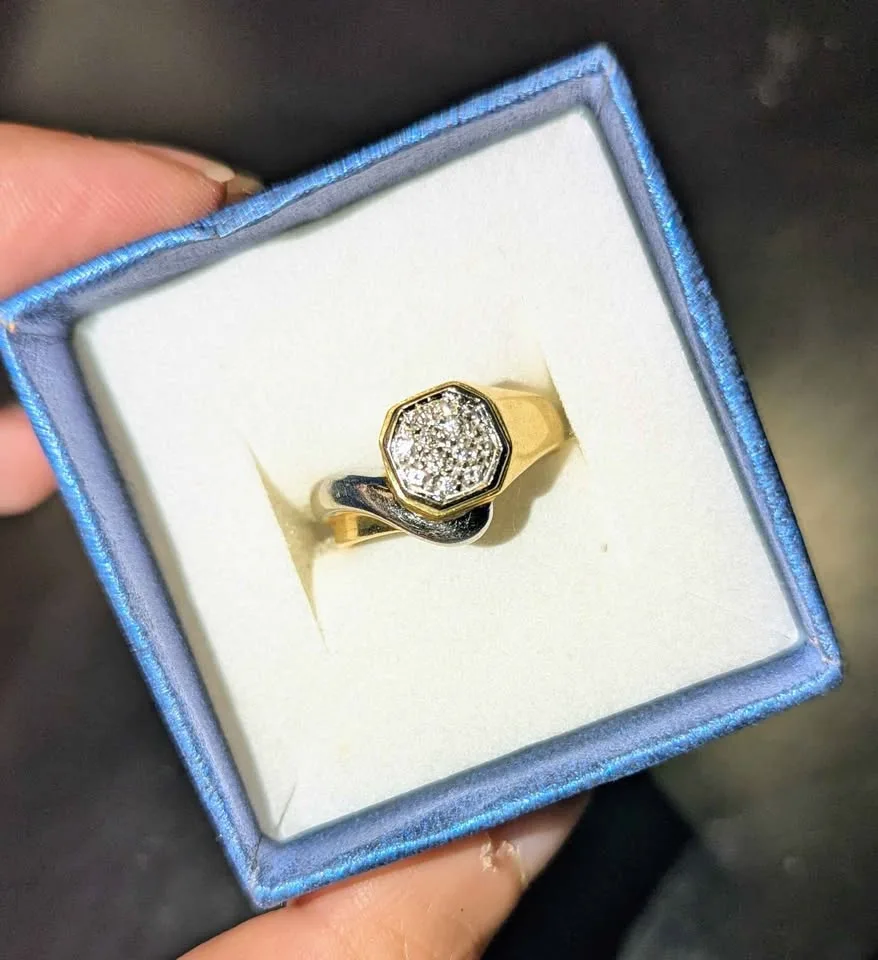 Vintage 18k two-tone gold ring w/diamonds image indicator(2)