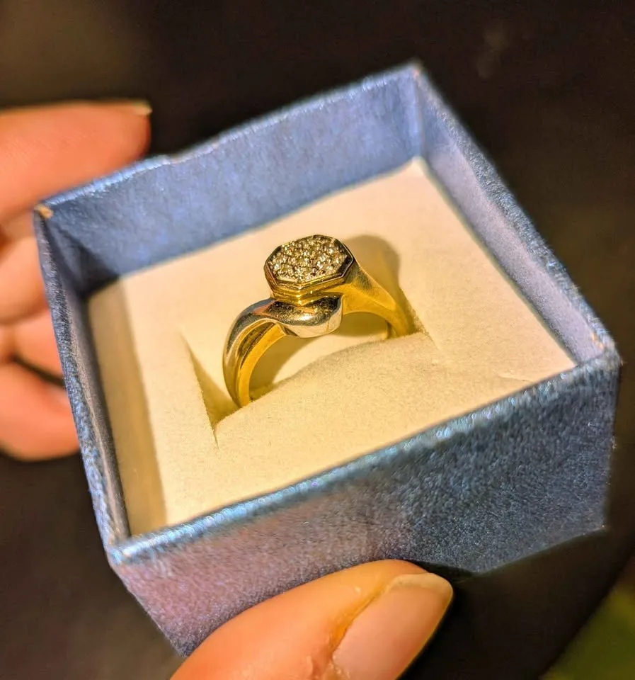 Vintage 18k two-tone gold ring w/diamonds image indicator(3)