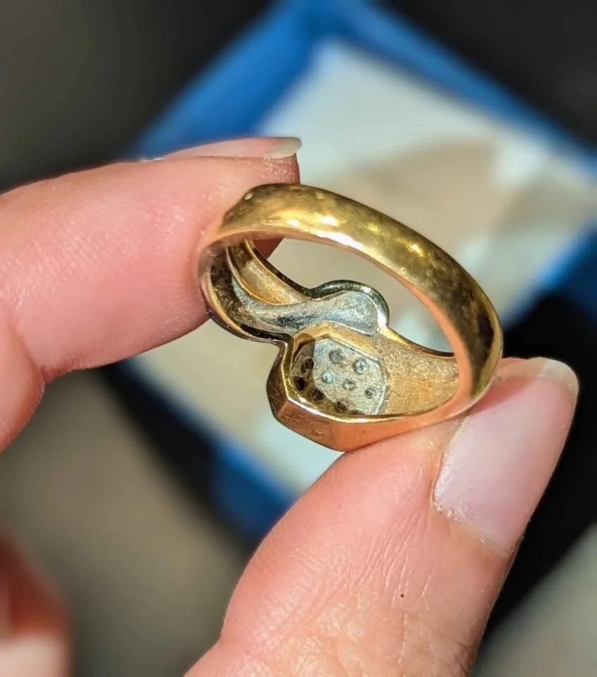 Vintage 18k two-tone gold ring w/diamonds image indicator(4)