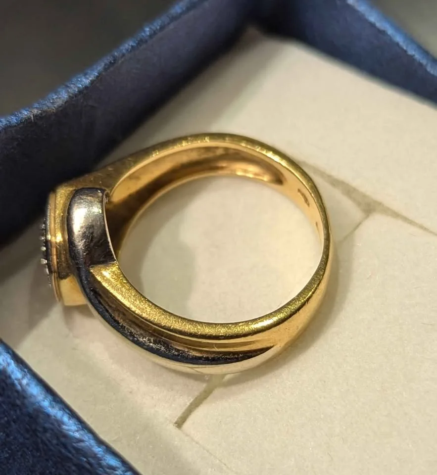 Vintage 18k two-tone gold ring w/diamonds image indicator(5)