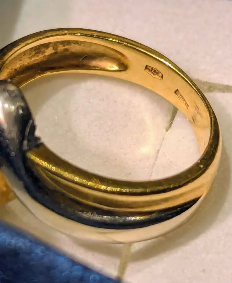 Vintage 18k two-tone gold ring w/diamonds image indicator(6)