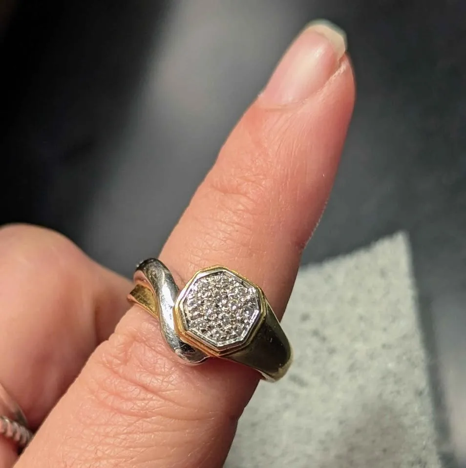 Vintage 18k two-tone gold ring w/diamonds image indicator(8)