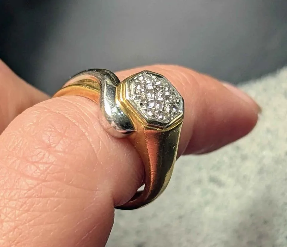 Vintage 18k two-tone gold ring w/diamonds image indicator(9)