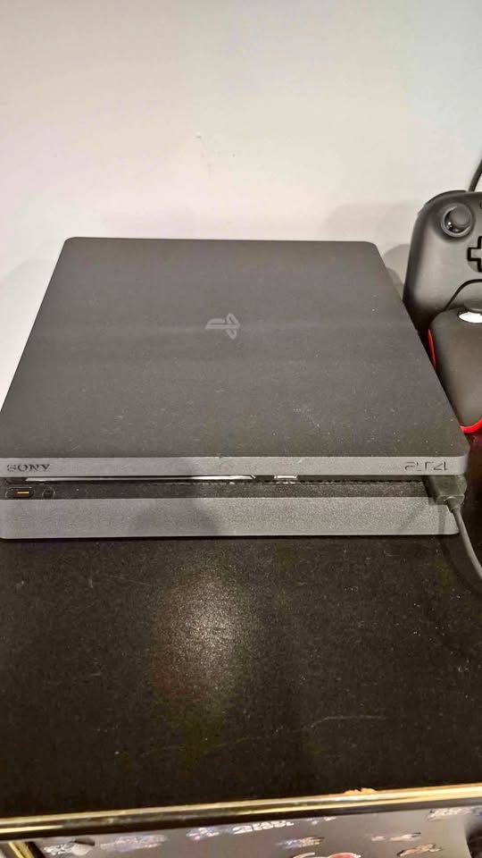 🎮 PlayStation 4 Slim – 1TB + Wireless Controller 🎮