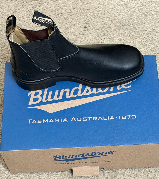 Brand New In Box Chisel Toe Blundstones