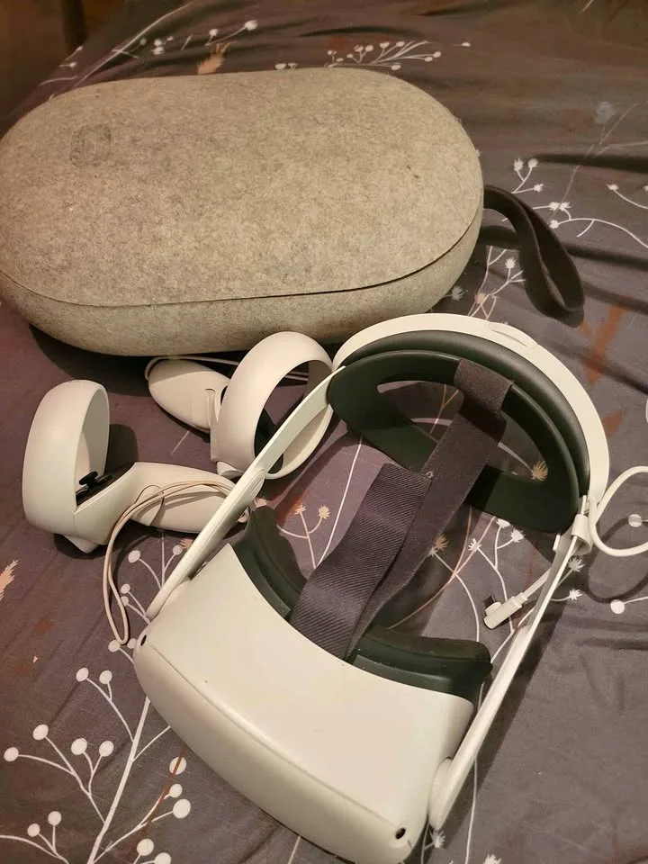 VR Quest 2 with case and extended battery plus mod