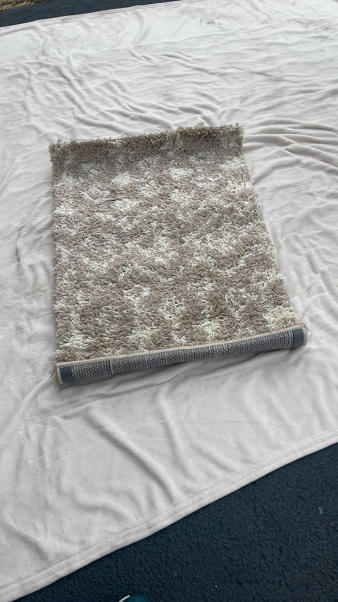 2’2” x 3’ MOROCCAN TRELLIS SHAG RUG thumbnail