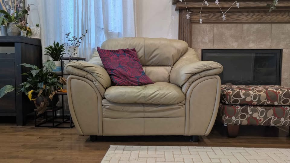 3-Piece Leather Sofa, Loveseat, & Chair Set - Good Condition - photo 3