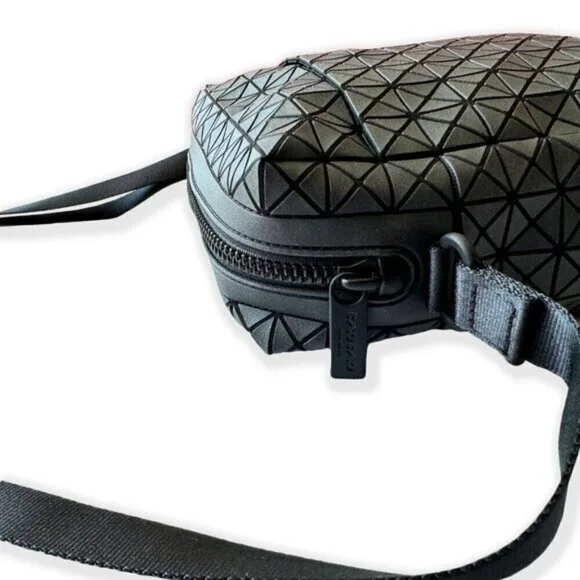BAO BAO ISSEY MIYAKE Voyager One-Tone Black Crossbody image indicator(2)