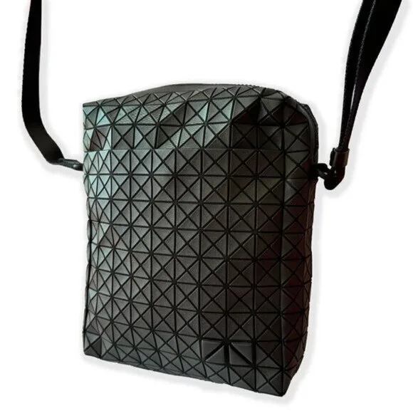 BAO BAO ISSEY MIYAKE Voyager One-Tone Black Crossbody image indicator(5)