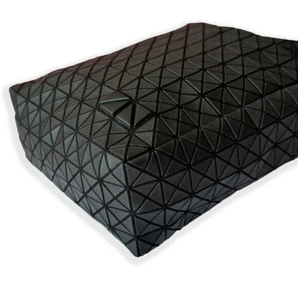 BAO BAO ISSEY MIYAKE Voyager One-Tone Black Crossbody image indicator(6)