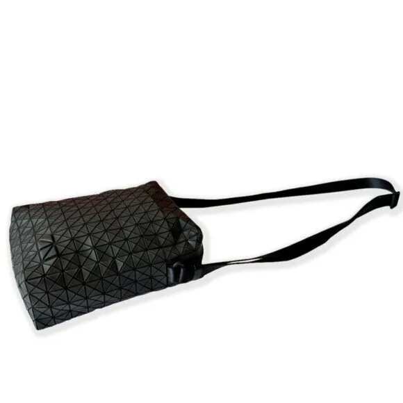 BAO BAO ISSEY MIYAKE Voyager One-Tone Black Crossbody image indicator(7)