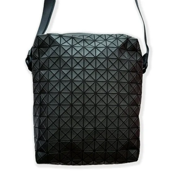 BAO BAO ISSEY MIYAKE Voyager One-Tone Black Crossbody image indicator(8)