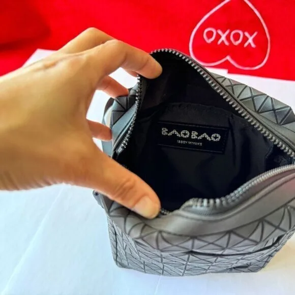 BAO BAO ISSEY MIYAKE Voyager One-Tone Black Crossbody image indicator(9)