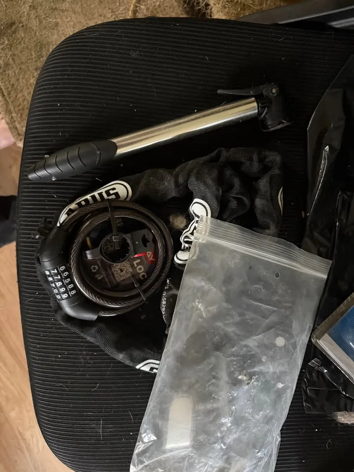 Bike locks and pump image indicator(2)