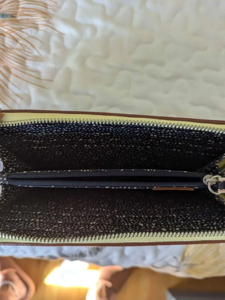 Ellen DeGeneres 'Happiness' wallet image indicator(3)