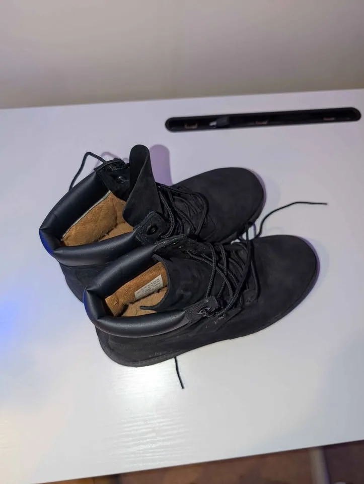 Timberland black boots Size youth 5 1/2 fits woman's 8 image indicator(3)