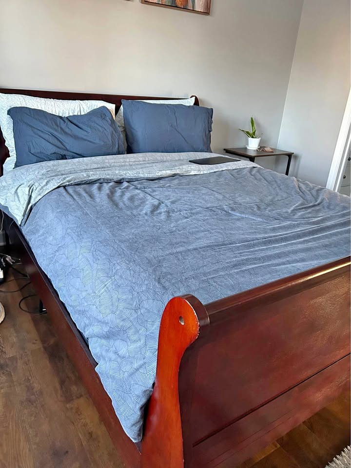 Queen 4 pc bedroom set - bed, dresser, mattress and side table