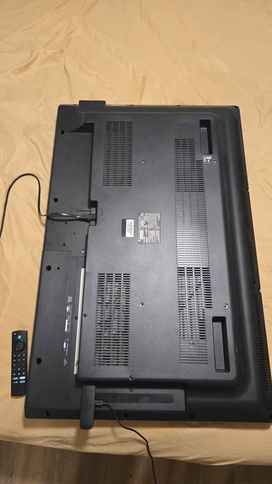Insignia 39” LCD TV with Wall Mount – Heavy, Works Great - photo 2