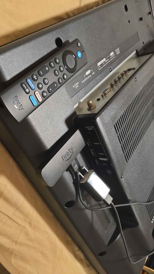 Insignia 39” LCD TV with Wall Mount – Heavy, Works Great - photo 4