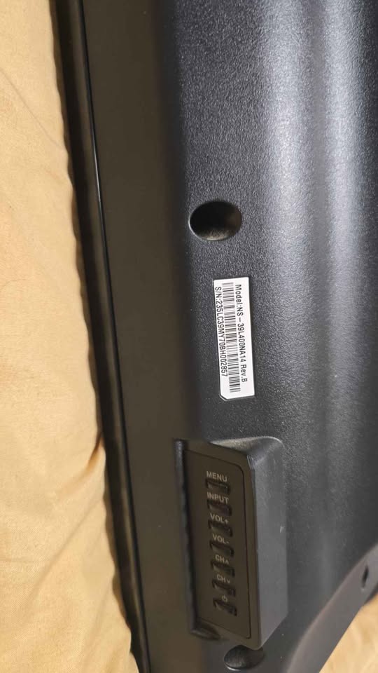 Insignia 39” LCD TV with Wall Mount – Heavy, Works Great - photo 5