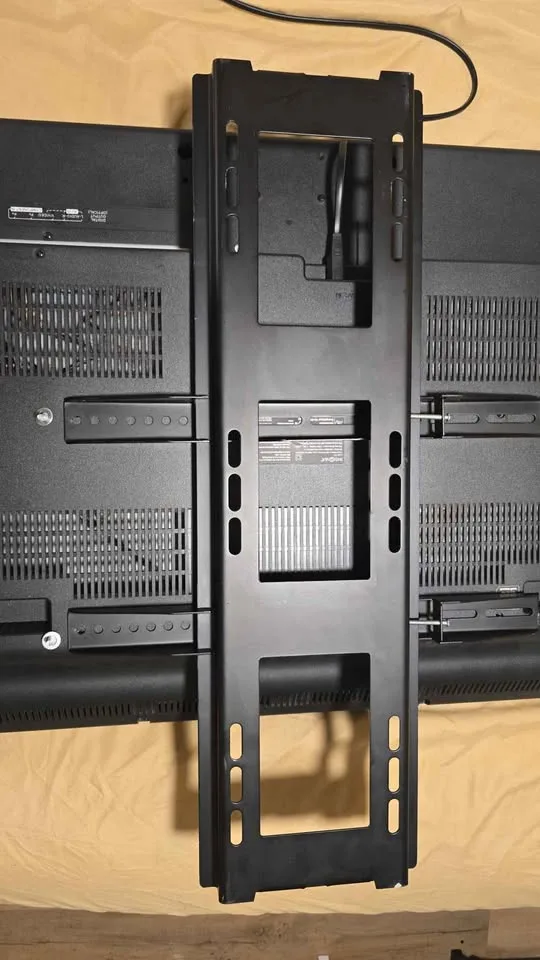 Insignia 39” LCD TV with Wall Mount – Heavy, Works Great image indicator(6)