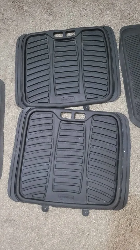 Rubbermaid Universal Winter Mats for Cars image indicator(2)