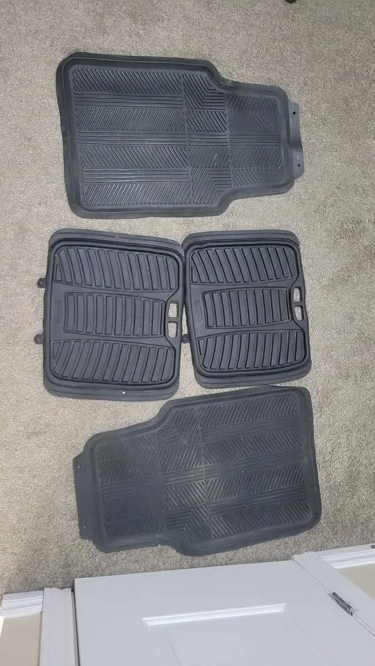 Rubbermaid Universal Winter Mats for Cars image indicator(3)