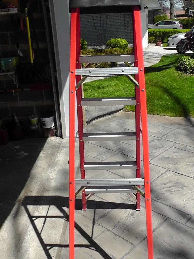 6-foot fiberglass step ladder image indicator(2)