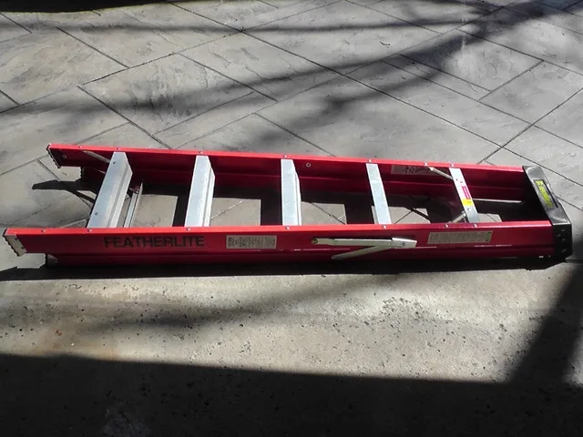 6-foot fiberglass step ladder image indicator(4)